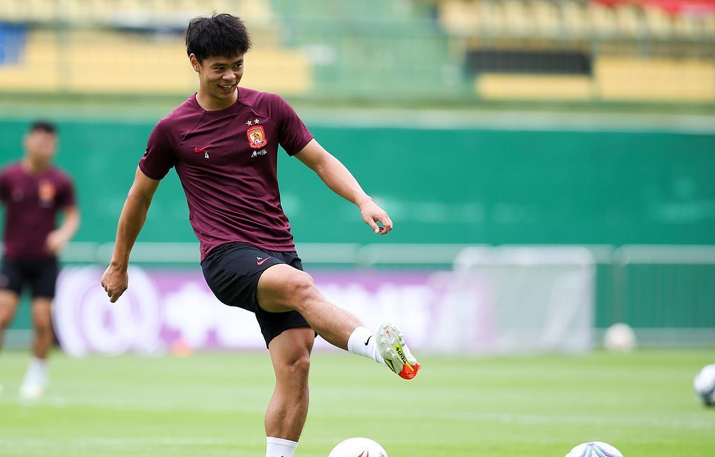 拿出了广州, 绿茵场上刀