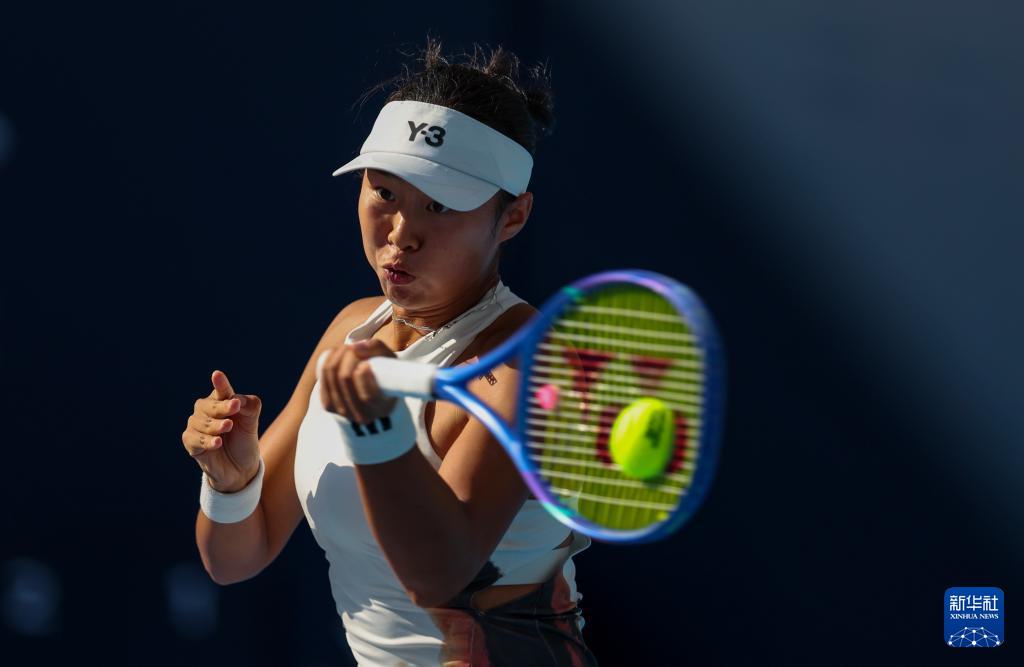 在北京举行, 白雪飞