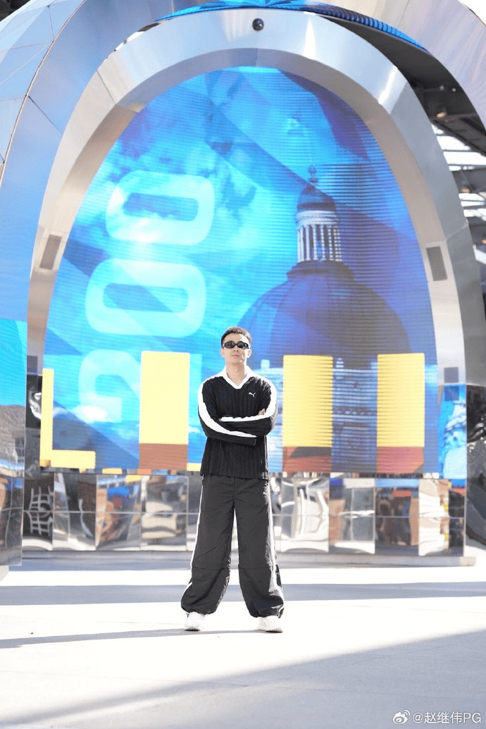 曾有机会见, div, 雕像前